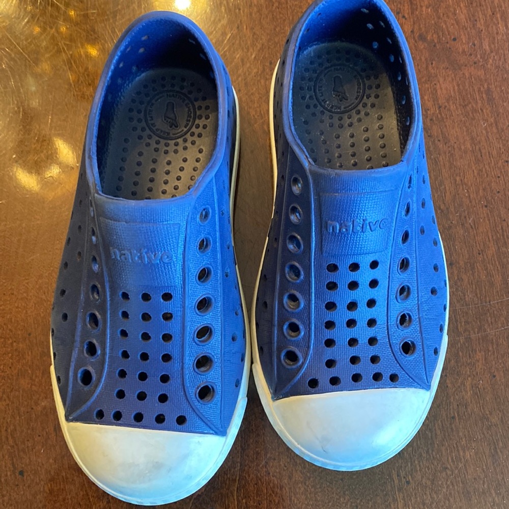 Size 9 navy natives